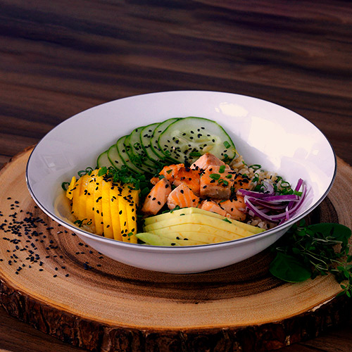 Poke de salmão com arroz integral e abacate