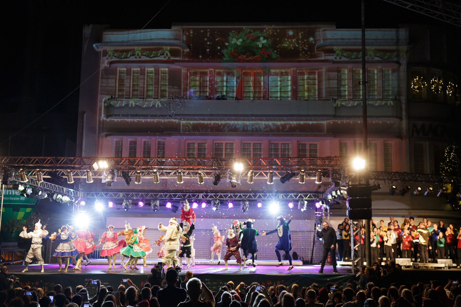 Unimed Nordeste-RS e seu coro marcam presença mais uma vez no Grande Espetáculo de Natal, em frente à Casa Magnabosco