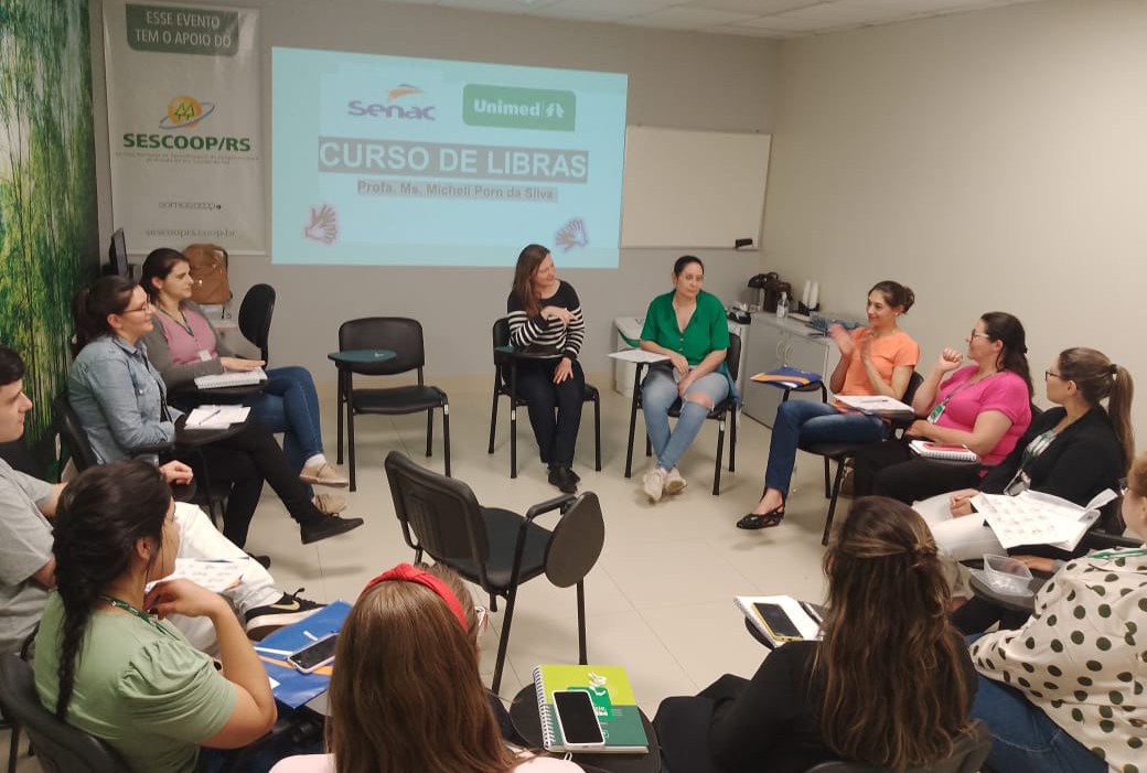 Colaboradores da Unimed Nordeste-RS participam de treinamento de Libras voltado ao atendimento na área da saúde